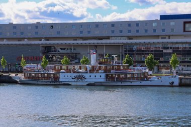 Kiel, Almanya - 05 Mayıs 2025: Kiel limanındaki modern bina tarafından demirlenmiş kürek vapuru