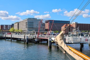Kiel, Almanya - 05 Mayıs 2025: Modern binalar ve Kiel 'de açık mavi gökyüzünün altında bir rıhtım