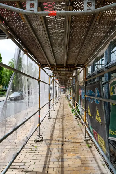 Kiel, Almanya - 05. Mayıs 2025: İnşaat tadilatı sırasında yayaları koruyan iskele altında kapalı yürüyüş yolu