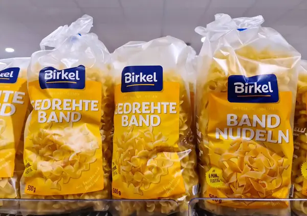 Kiel, Almanya - 05. Mayıs 2025: Birkel gedrehte bandosunun yakın çekimi nudeln makarna torbaları, süpermarketin rafında duruyor, satın almaya hazır.