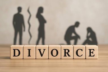 Tahta küplerin arka planda çift gölgesi olan boşanmaları hecelemesi aile çöküşü kavramını temsil ediyor.