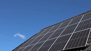 Yerleşim yerlerinin çatısına kurulmuş fotovoltaik paneller, sürdürülebilir enerji üretimini sembolize ediyor