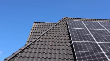 Yerleşim yerlerinin çatısına kurulmuş fotovoltaik paneller yenilenebilir enerji üreterek geleneksel enerji kaynaklarına olan bağımlılığı azaltıyor