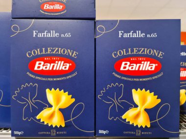 Kiel, Almanya 14. Mayıs 2025, Barilla Collezione Farfalle makarna kutularını kapatın, markanın ikonik mavi ambalajını ve ürün detaylarını vurgulayın