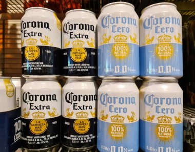 Kiel, Almanya 14. Mayıs 2025, Corona Extra ve Corona Cero biraları rafa istiflenmiş, satın alınmaya hazır.