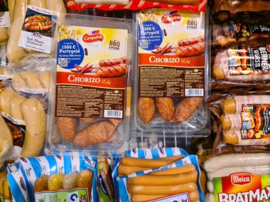 Kiel, Almanya 14. Mayıs 2025, süpermarketin buzdolabında duran plastik ambalajlı sosis çeşitleri müşteriler tarafından seçilmeye hazır.