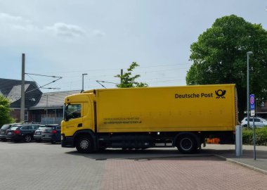 Kiel, Almanya 14. Mayıs 2025, Sarı Deutsche Posta kamyonu Kiel merkez istasyonu, Almanya yakınlarında park edilmiş.