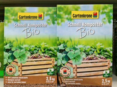 Kiel, Almanya 14. Mayıs 2025 'te organik bir gübre olan Gartenkrone Schnell Komposter Bio paketleri, sürdürülebilir bahçıvanlık uygulamalarını vurgulayarak sergilenmektedir.