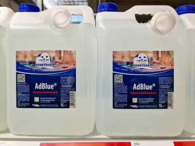 Kiel, Almanya 14. Mayıs 2025 'te, bir dizel egzoz sıvısı olan AdBlue içeren plastik kutular bir mağaza rafında sergilenmektedir.