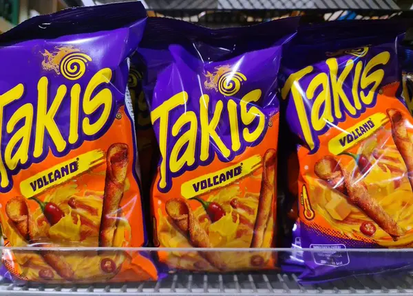 Kiel, Almanya 14. Mayıs 2025 'te, birkaç paket Takis Volkanik Patates cipsi, popüler bir baharatlı atıştırmalık, bir mağaza rafına yerleştirilmiş.