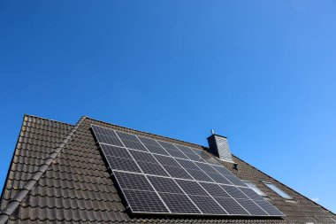 Çatıya kurulmuş fotovoltaik paneller güneş ışığını yakalıyor ve onu temiz elektriğe dönüştürüyor, sürdürülebilirliği teşvik ediyor ve fosil yakıtlara olan bağımlılığı azaltıyor