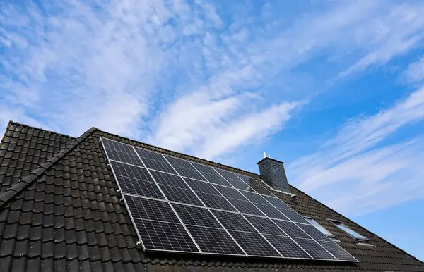 Çatıya monte edilen fotovoltaik paneller güneş ışığını yakalayıp sürdürülebilir enerjiye dönüştürüyor ve daha yeşil bir geleceğe katkıda bulunuyor.