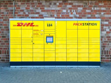 Kiel, Almanya - 28. Mayıs 2025: Otomatik paket teslimatı ve tahsilat servisi için sarı DHL Paket İstasyonu
