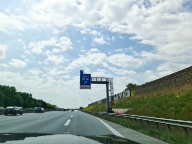 Kiel, Almanya - 28. Mayıs 2025: Bulutlu gökyüzünün altında Aalbek çıkışında Alman otobanı üzerinde giden arabalar