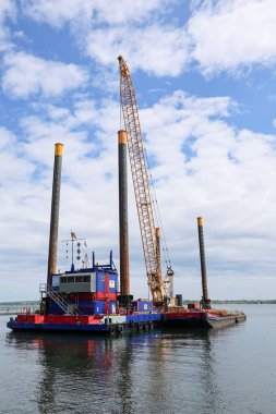 Kiel, Almanya - 28. Mayıs 2025: Kiel Fjord 'da açık deniz rüzgar türbinleri için vinç döşemesi