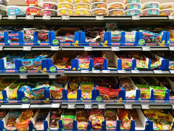 Kiel, Almanya - 28. Mayıs 2025: Süpermarket raflarını dolduran çeşitli HARIBO şekerleri, canlı ve renkli bir görüntü yaratıyor