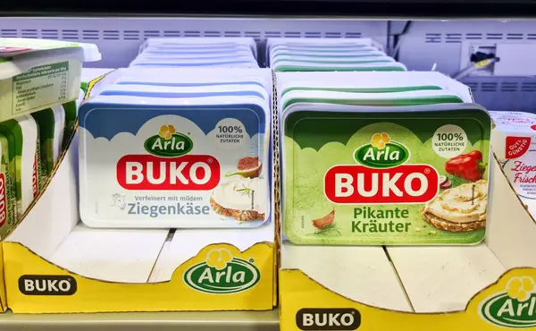 Kiel, Almanya - 28. Mayıs 2025: Farklı aromalı Arla Buko krem peyniri paketleri, bir süpermarket rafında satılmaya hazır.
