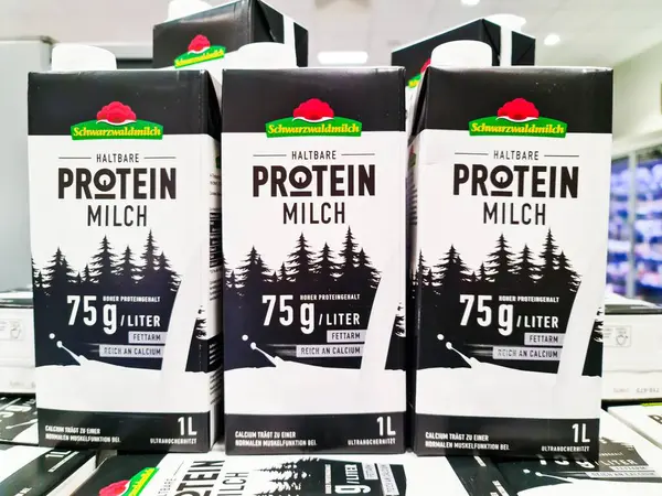 Kiel, Almanya - 28. Mayıs 2025: Popüler bir Alman markası olan Schwarzwaldmilch protein sütü satılmaya hazır bir rafta sergileniyor