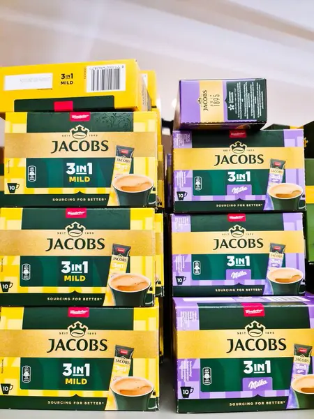 Kiel, Almanya - 28. Mayıs 2025: Yeşil kapaklı Khne mitelscharfer Senf 'in sayısız kavanozu, çarpıcı bir perakende ekran için düzenli olarak istiflenmiştir  