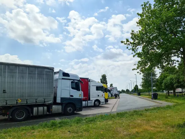 Kiel, Almanya - 28. Mayıs 2025: Güneşli bir günde, Almanya 'nın Kiel kenti yakınlarındaki bir dinlenme yerine ağır kamyonlar park ediyor