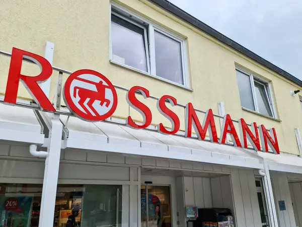 Kiel, Almanya - 28. Mayıs 2025: Kiel, Almanya 'da bir eczanenin girişinde kırmızı Rossmann logosu parlıyordu