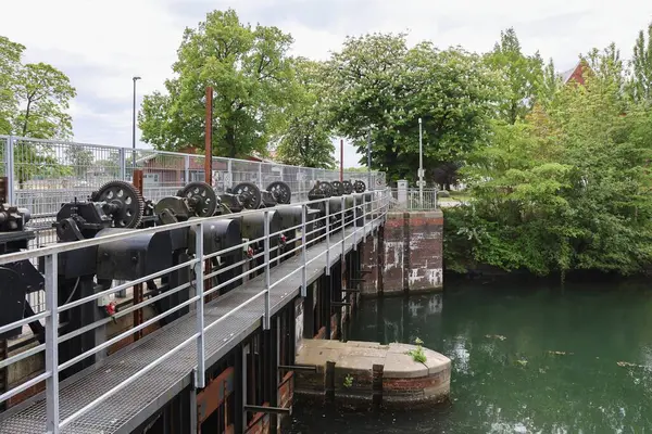 Kiel, Almanya - 28. Mayıs 2025: Almanya 'nın Kiel kentindeki bir kanalda paslı vitesler ve metal geçitler, teknelerin su seviyelerini kontrol ediyor