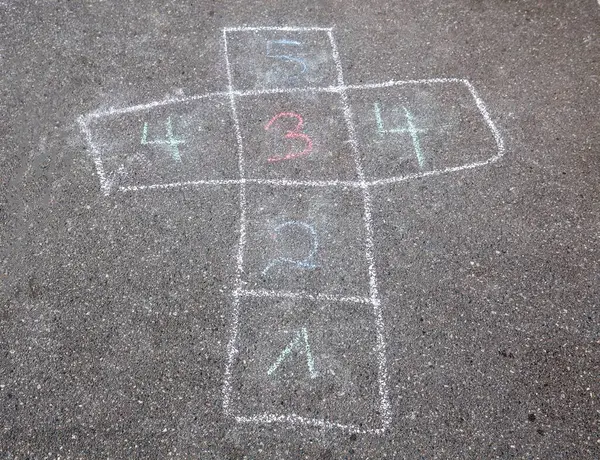 Kiel, Almanya - 28. Mayıs 2025: Asfalta çizilmiş renkli seksek çocukluk anılarını ve açık hava oyunlarını anımsatıyor