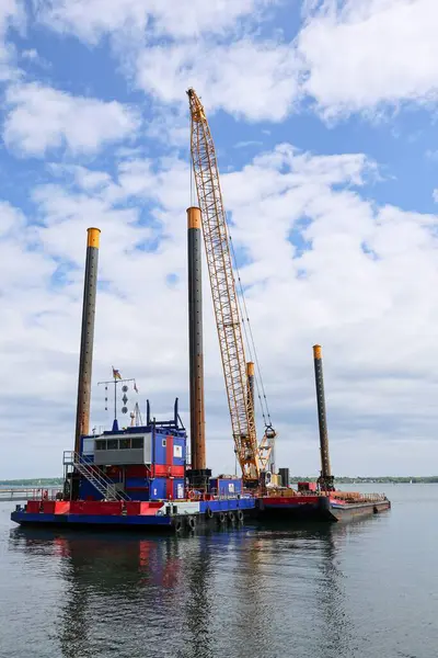 Kiel, Almanya - 28. Mayıs 2025: Kiel Fjord 'da açık deniz rüzgar türbinleri için vinç döşemesi