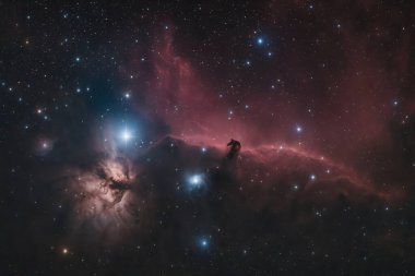 At başı şeklindeki karanlık nebula, Orion takımyıldızındaki renkli bulutsu ve parlayan yıldızlardan doğuyor.