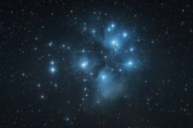 Pleiades (Yedi Kız Kardeş olarak da bilinir), Taurus takımyıldızı yönünde parlak, parıldayan güzelliğiyle yıldızları büyüleyen bir açık yıldız kümesi.
