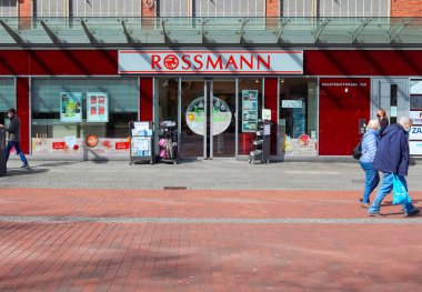 Rossmann mağazasının girişi. Rossmann GmbH genellikle Rossmann Drogeria Parfumeria Kozmetik Dükkanı olarak bilinir.