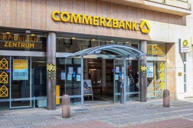 Almanya 'nın Kiel kentinde bir ticaret bankası mağazasının girişi