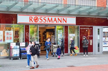Rossmann mağazasının girişi. Rossmann GmbH genellikle Rossmann Drogeria Parfumeria Kozmetik Dükkanı olarak bilinir.