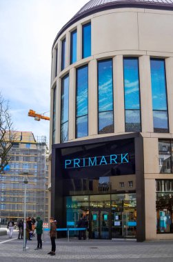 Almanya 'nın Kiel şehrinde bir Primark mağazasının girişi. Kordemik salgın sırasında bekleyenler var.