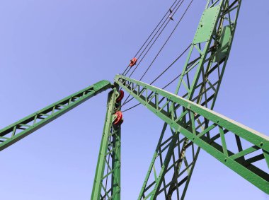 Birleşik Arap Emirlikleri 'ndeki Dubai şehrindeki inşaat sahalarında büyük turnalar.