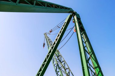 Birleşik Arap Emirlikleri 'ndeki Dubai şehrindeki inşaat sahalarında büyük turnalar.