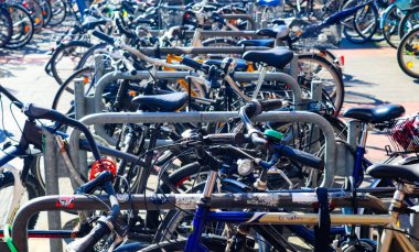 Almanya 'da Kiel' de bir bisiklet park alanının yakın görüntüsü