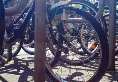 Almanya 'da Kiel' de bir bisiklet park alanının yakın görüntüsü