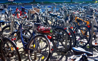 Almanya 'da Kiel' de bir bisiklet park alanının yakın görüntüsü