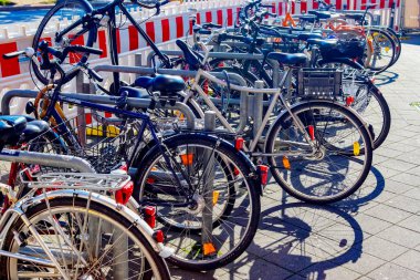 Almanya 'da Kiel' de bir bisiklet park alanının yakın görüntüsü
