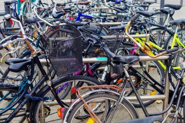 Almanya 'da Kiel' de bir bisiklet park alanının yakın görüntüsü