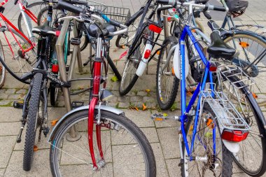 Almanya 'da Kiel' de bir bisiklet park alanının yakın görüntüsü