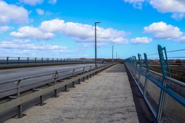 Kuzey Almanya 'daki Kiel Kanalı köprüsünden Kiel Kanalı' nın farklı manzaraları var..