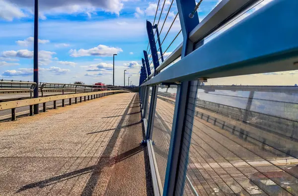 Kuzey Almanya 'daki büyük Kiel kanal köprüsünün farklı manzaraları var..