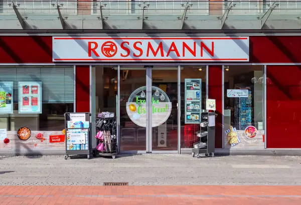 Rossmann mağazasının girişi. Rossmann GmbH genellikle Rossmann Drogeria Parfumeria Kozmetik Dükkanı olarak bilinir.