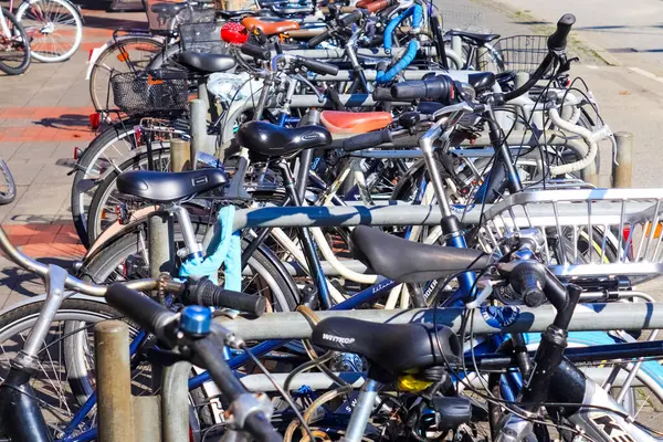 Almanya 'da Kiel' de bir bisiklet park alanının yakın görüntüsü