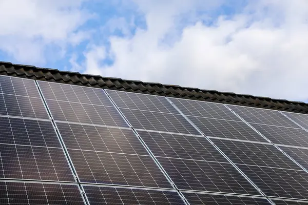 Fotovoltaik paneller çatıdaki güneş ışığını yakalıyor ve sürdürülebilir bir gelecek için temiz enerji üretiyor.