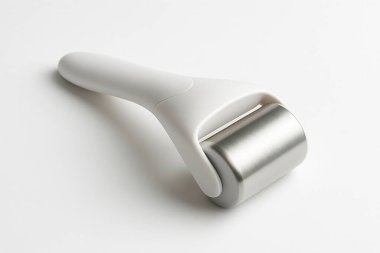 Kriyo masaj silindiri lenfatik drenajı ve kan dolaşımını iyileştirir, şişkinliği ve kırışıklıkları azaltır, yüz derisini kaldırır.