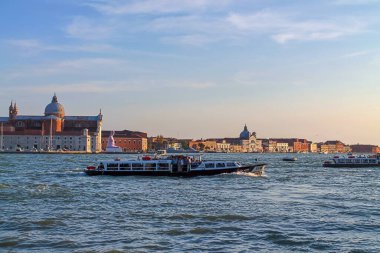 Venedik, İtalya - 24 Mayıs 2024: Vaporetto Venedik 'te Basilica di Santa Maria della Salute ve Punta della Dogana ile yelken açtı.