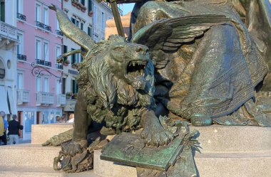 Venedik, İtalya - 24 Mayıs 2024: Riva degli Schiavoni, İtalya 'da Vittorio Emanuele II anıtı yakınlarında kükreyen kanatlı bronz aslan